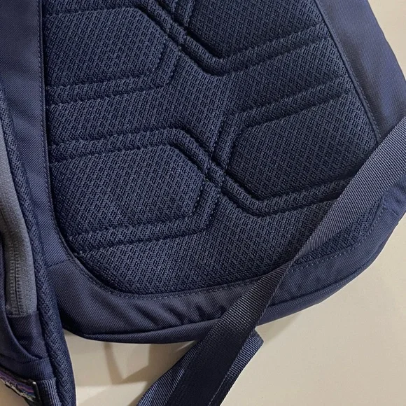 Patagonia Dark Blue Atom Sling 8L NEW with tags!! - Picture 5 of 10